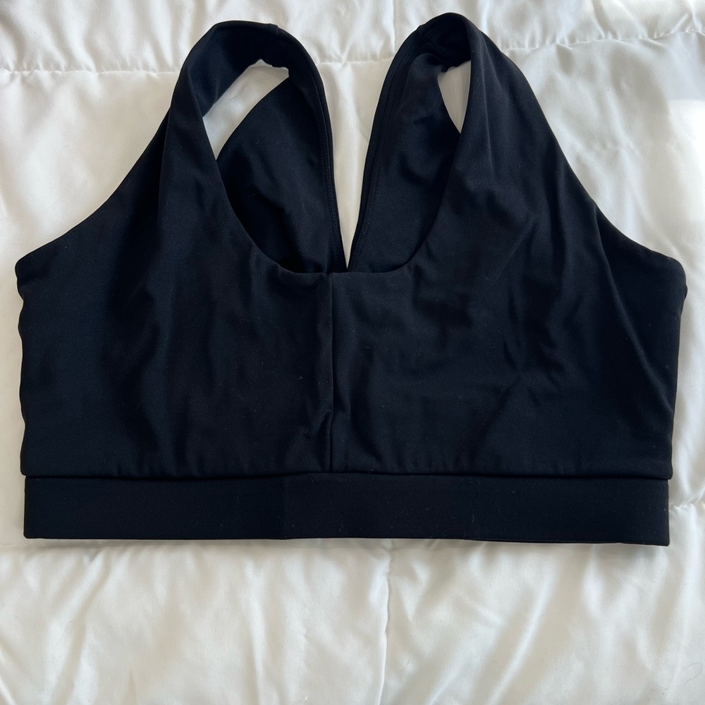 Sleek Black Sports Bra for Women